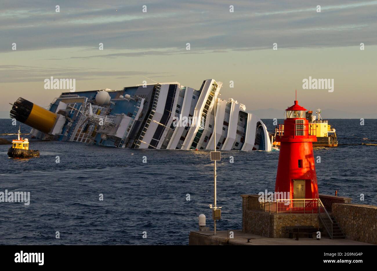 Costa Concordia incidente sulla roccia dell'Isola del Giglio, Arcipelago Toscano, Toscana, Italia, Europa Foto Stock