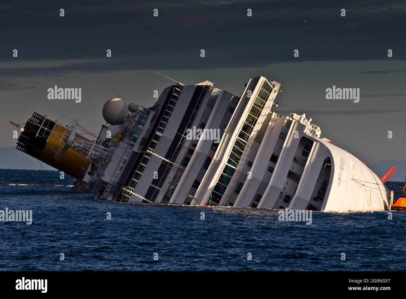 Costa Concordia incidente sulla roccia dell'Isola del Giglio, Arcipelago Toscano, Toscana, Italia, Europa Foto Stock