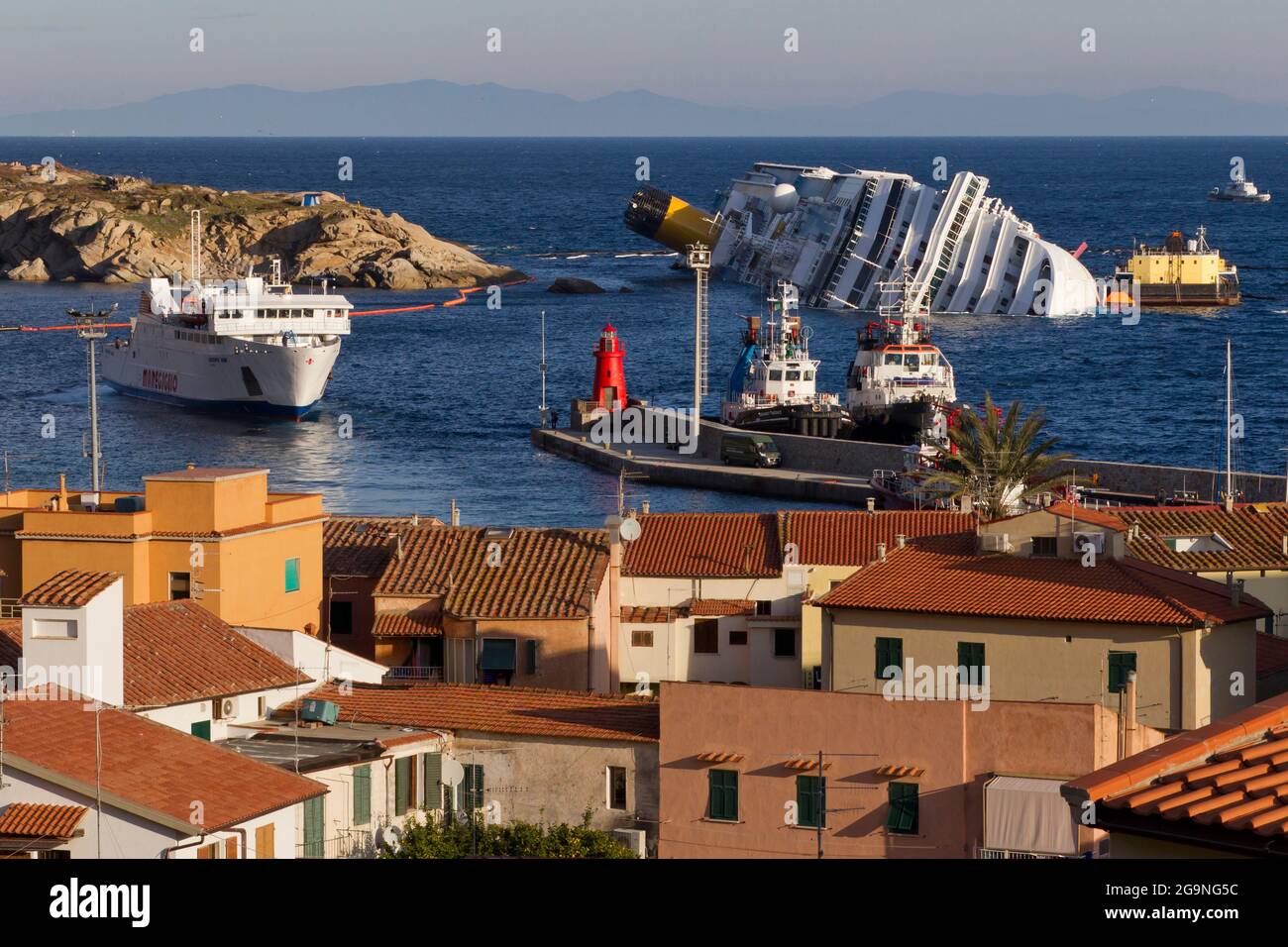 Costa Concordia incidente sulla roccia dell'Isola del Giglio, Arcipelago Toscano, Toscana, Italia, Europa Foto Stock