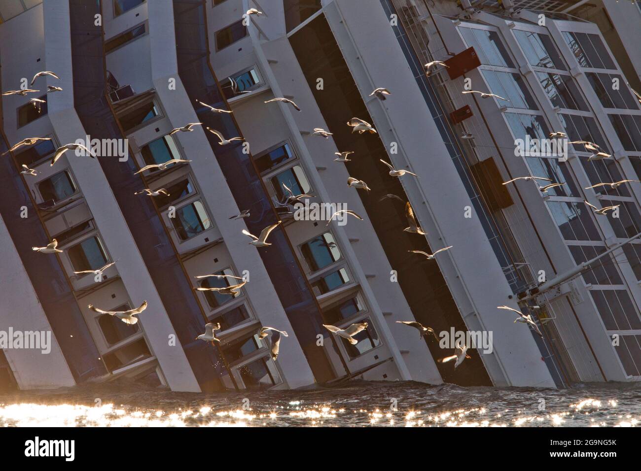 Costa Concordia incidente sulla roccia dell'Isola del Giglio, Arcipelago Toscano, Toscana, Italia, Europa Foto Stock