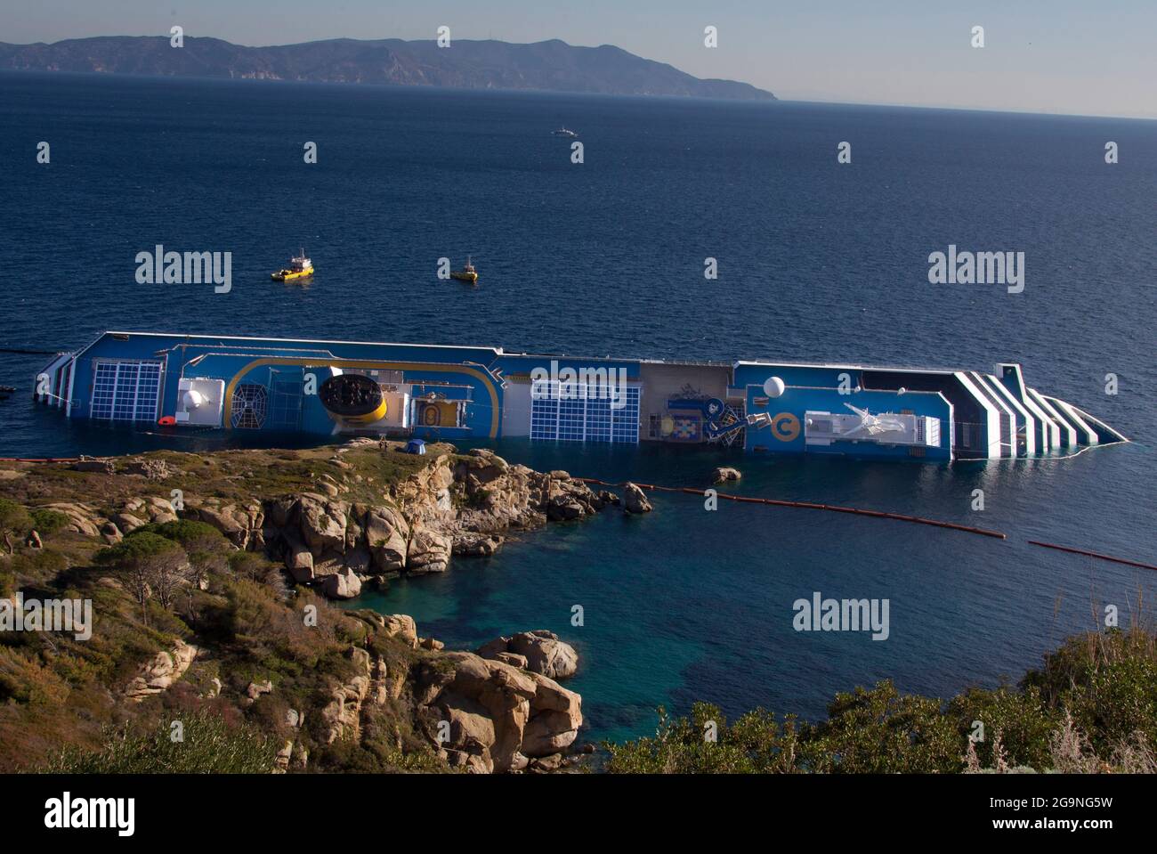 Costa Concordia incidente sulla roccia dell'Isola del Giglio, Arcipelago Toscano, Toscana, Italia, Europa Foto Stock