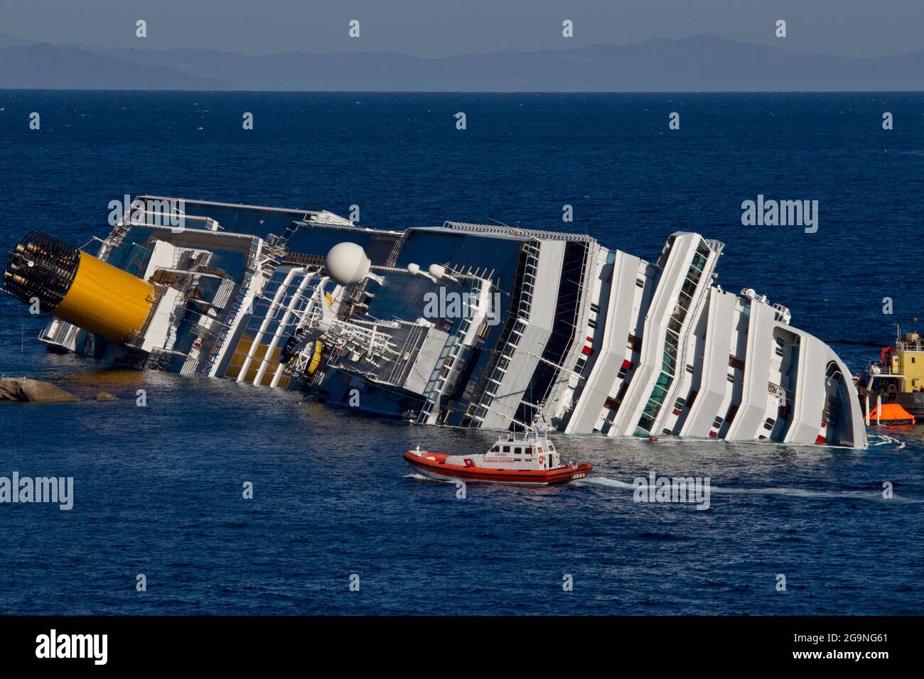 Costa Concordia incidente sulla roccia dell'Isola del Giglio, Arcipelago Toscano, Toscana, Italia, Europa Foto Stock