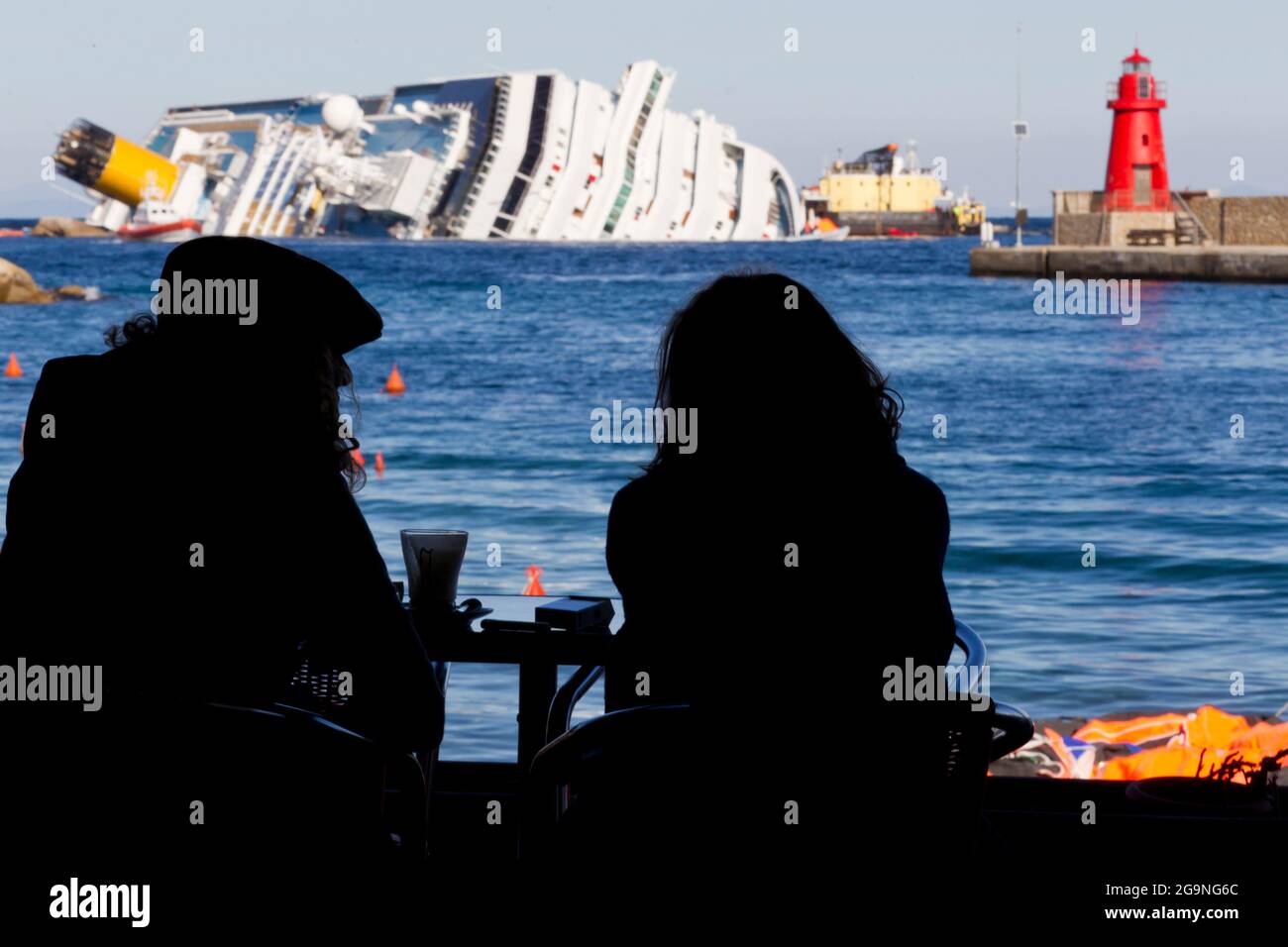 Costa Concordia incidente sulla roccia dell'Isola del Giglio, Arcipelago Toscano, Toscana, Italia, Europa Foto Stock