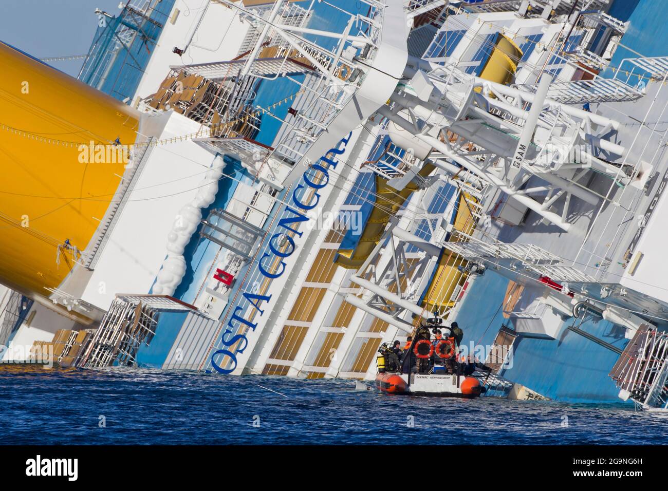 Costa Concordia incidente sulla roccia dell'Isola del Giglio, Arcipelago Toscano, Toscana, Italia, Europa Foto Stock