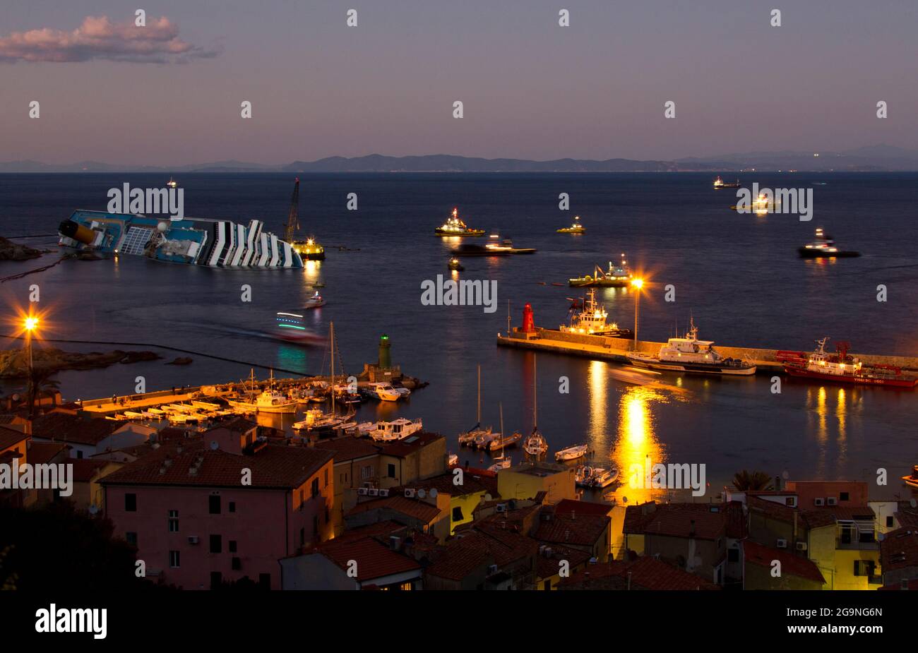 Costa Concordia incidente sulla roccia dell'Isola del Giglio, Arcipelago Toscano, Toscana, Italia, Europa Foto Stock