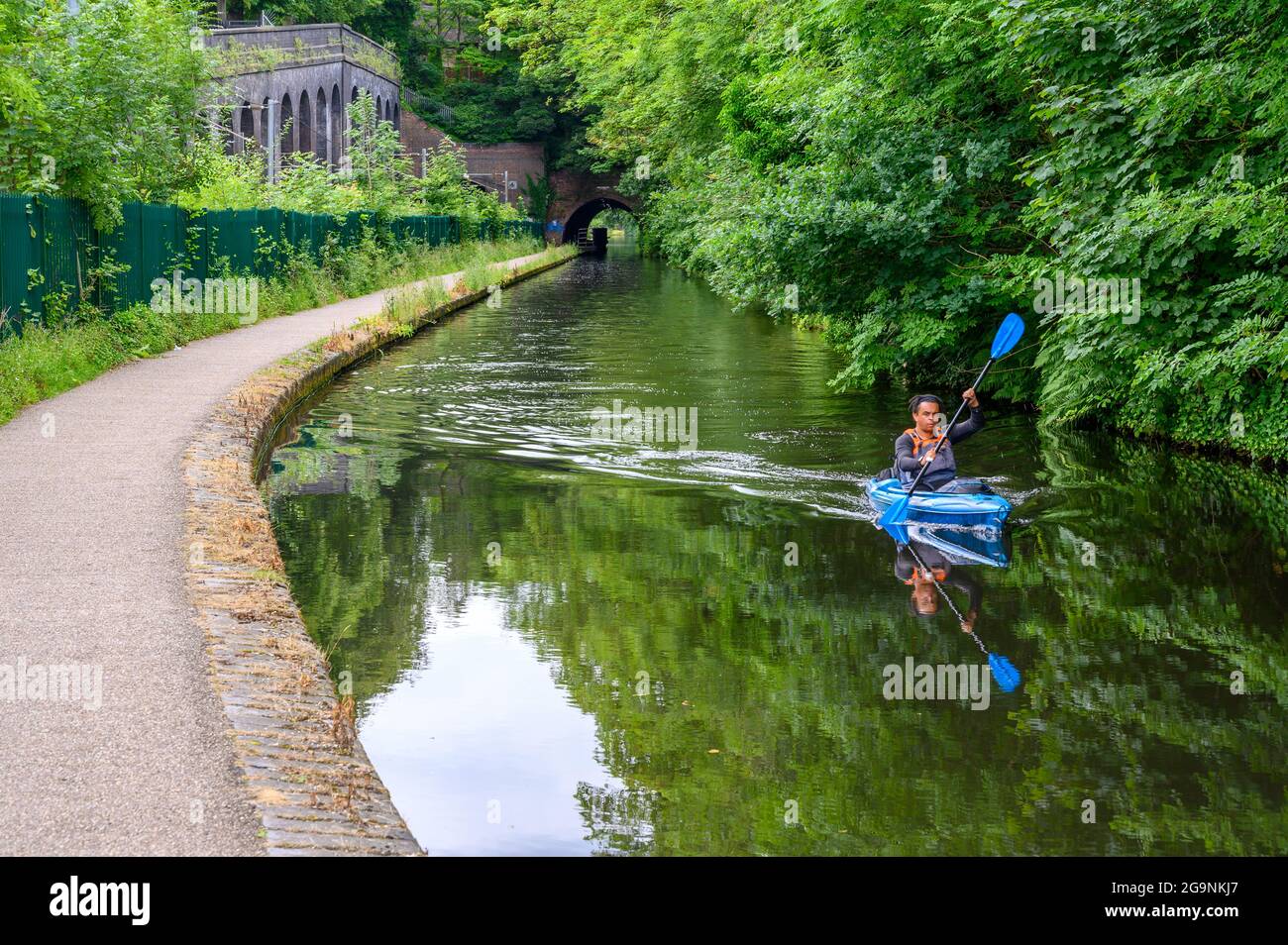Un uomo in kayak sul canale Worcester & Birmingham nella zona di Edgbaston di Birmingham, West Midlands, Inghilterra. Foto Stock