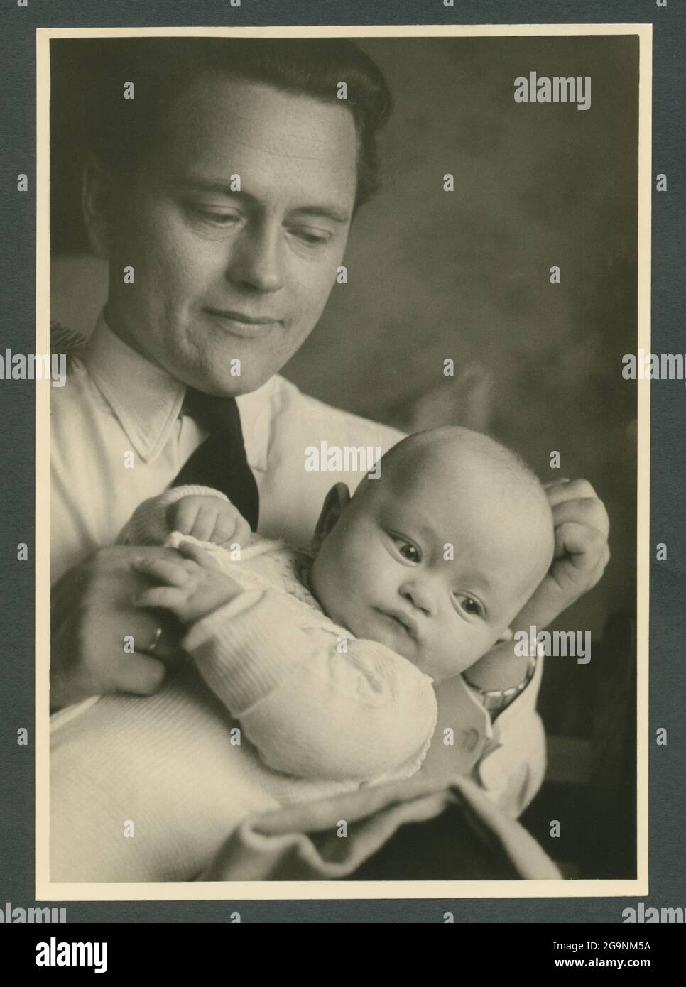 Orgoglioso padre con il suo bambino, Amburgo, 1950 ° , DIRITTI-AGGIUNTIVI-CLEARANCE-INFO-NON-DISPONIBILE Foto Stock