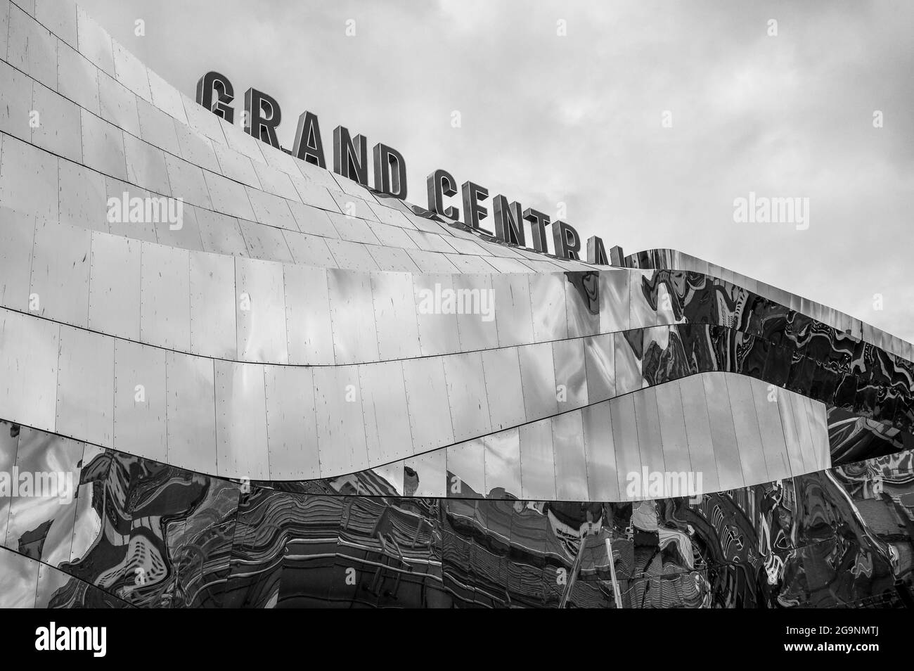 Facciata in acciaio riflettente del nuovo Grand Central che ospita la stazione di Birmingham New Street a Birmingham, Inghilterra. Foto Stock