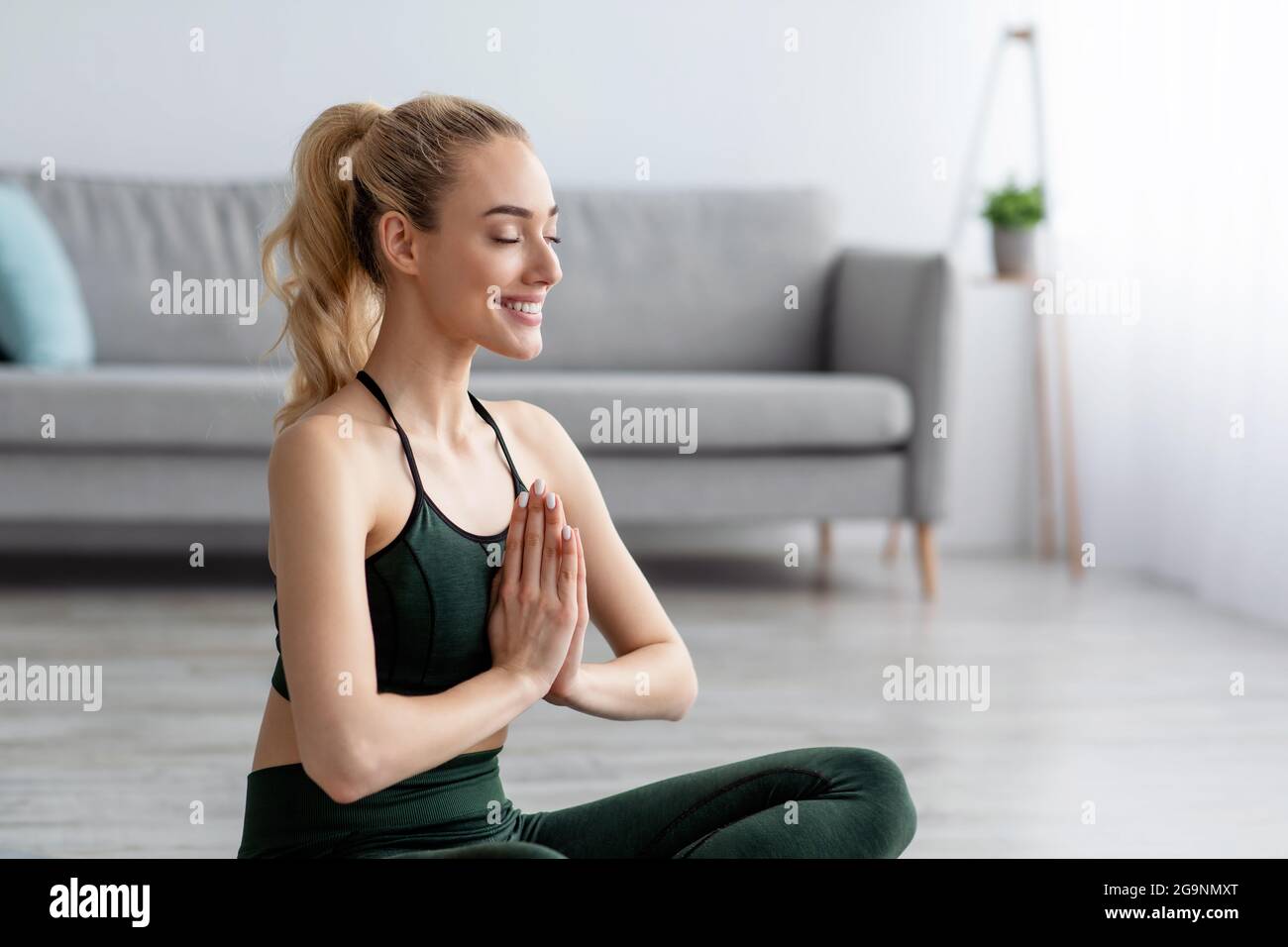 Sport per principianti. Donna che pratica yoga lezione, respirazione, meditazione, esercizi Foto Stock