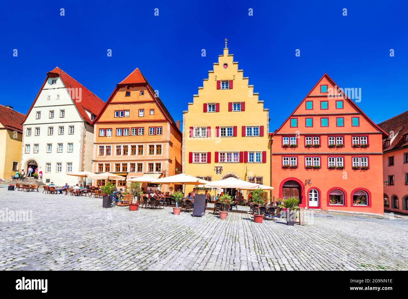 Rothenburg ob der Tauber, Germania. Piazza principale (Marktplatz o Piazza del mercato) della città medievale in Baviera, vista panoramica. Foto Stock