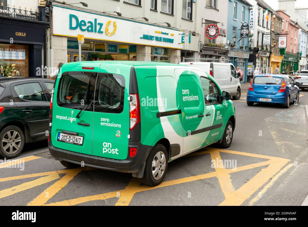 Un furgone di marca Post o Irish Post per le strade di Killarney, County Kerry, Irlanda. Concetto di servizi pubblici governativi. Foto Stock