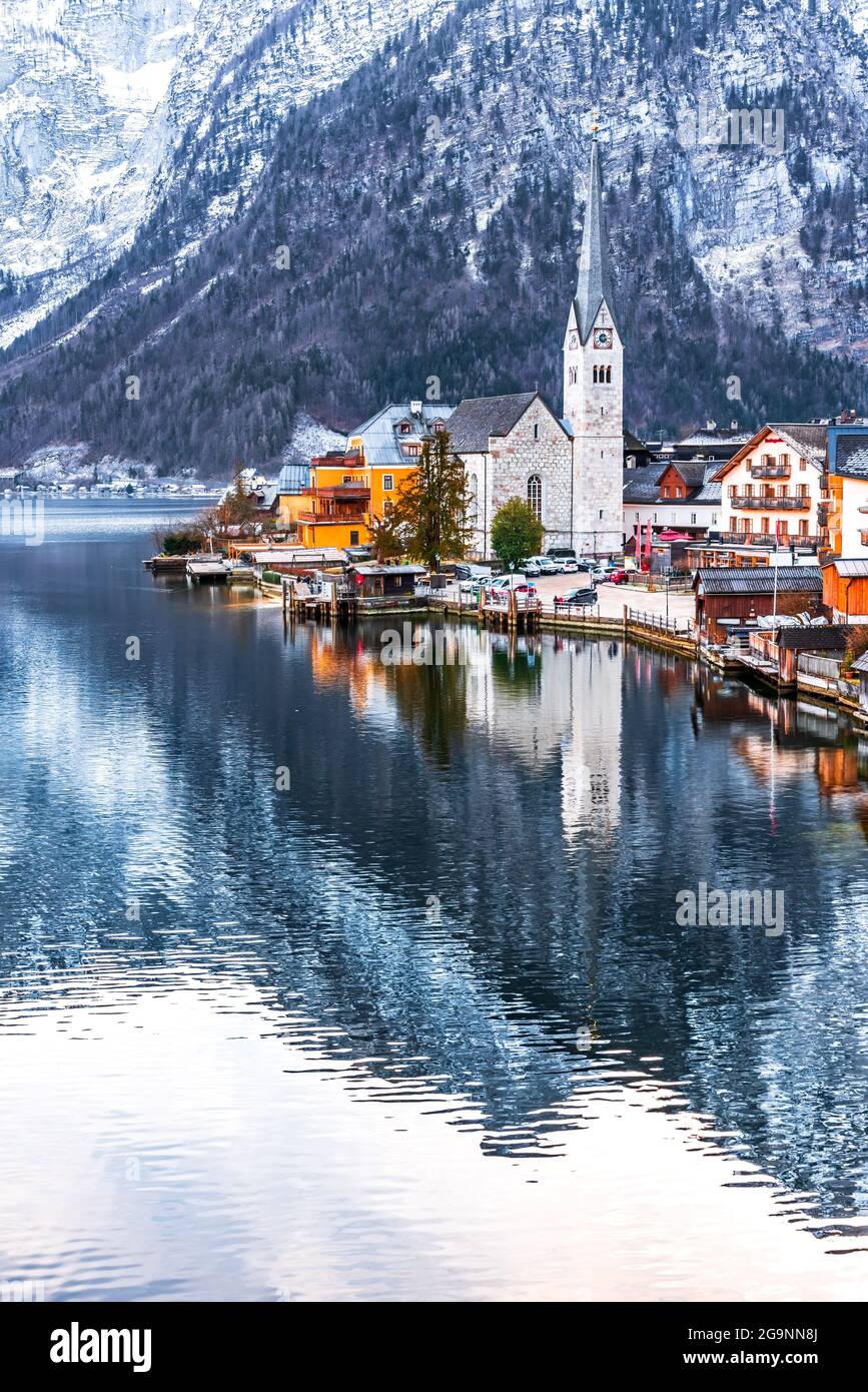 Hallstatt, Austria - tramonto colorato, vista da cartolina del famoso villaggio montano delle Alpi nella regione di Salzkammergut, alta Austria. Foto Stock