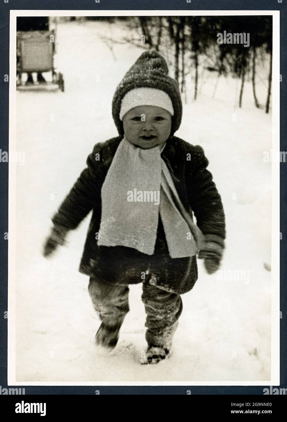 Bambino nella neve, Amburgo, nel 1950 , DIRITTI-AGGIUNTIVI-AUTORIZZAZIONE-INFORMAZIONI-NON-DISPONIBILI Foto Stock