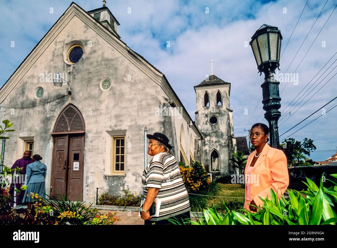 Le Signore vanno alla Cattedrale di San Francesco Saverio per la Messa domenicale, Nassau, New Providence Island, Bahamas Foto Stock