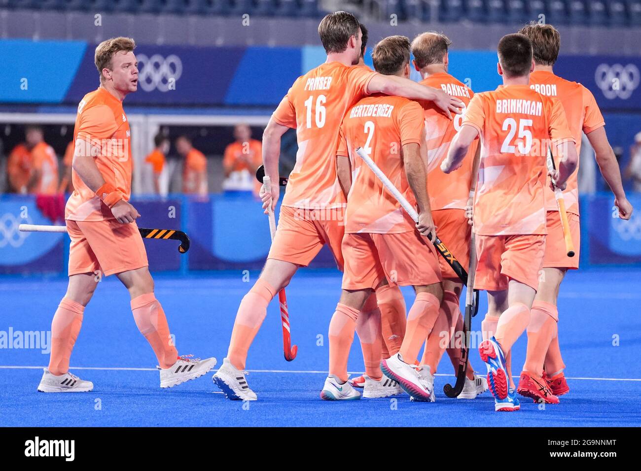 TOKYO, GIAPPONE - LUGLIO 27: Billy Bakker dei Paesi Bassi festeggia dopo aver segnato il suo primo gol al fianco con Mirco Pruijser dei Paesi Bassi, Jeroen Hertzberger dei Paesi Bassi, Thierry Brinkman dei Paesi Bassi e Jorrit Croon dei Paesi Bassi che si contendono sulla piscina maschile B durante i Giochi Olimpici di Tokyo 2020 allo Stadio di Hockey Oi il 27 luglio 2021 a Tokyo, Giappone (Foto di Yannick Verhoeven/Orange Pictures) NOCNSF Foto Stock