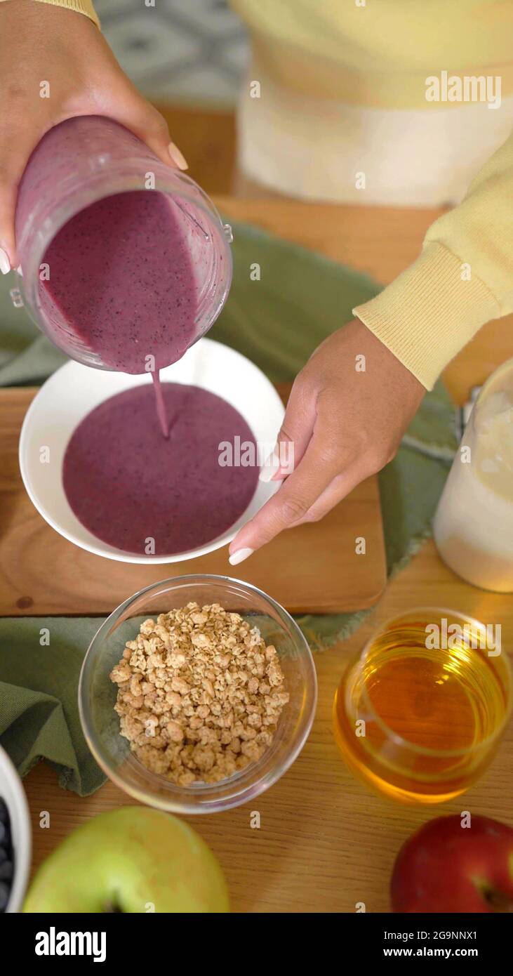 Una donna si sta preparando crumble Foto Stock