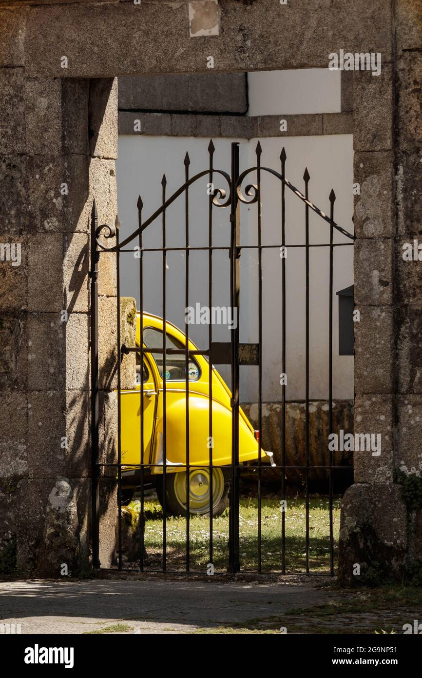 Coruna, Spagna - Aprile 05 2021: Citroen 2CV parcheggiato dietro le porte in un cortile a la Coruna Spagna Foto Stock