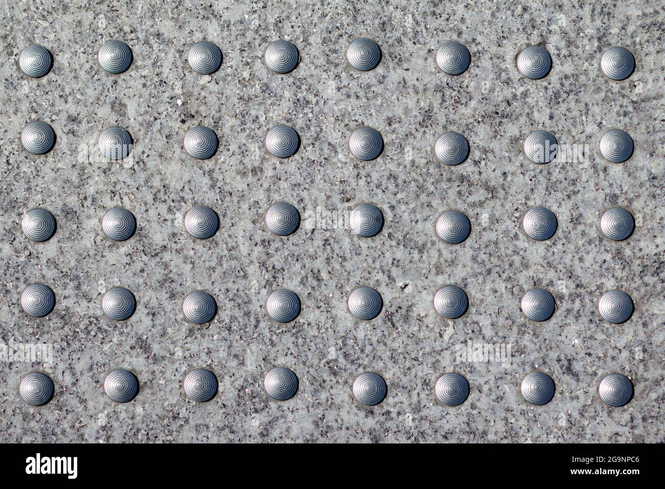 Coruna, Spagna - Aprile 16 2021: Accessori per pavimentazione tattili in acciaio inox retrofit su una pavimentazione a Coruna Spagna Foto Stock