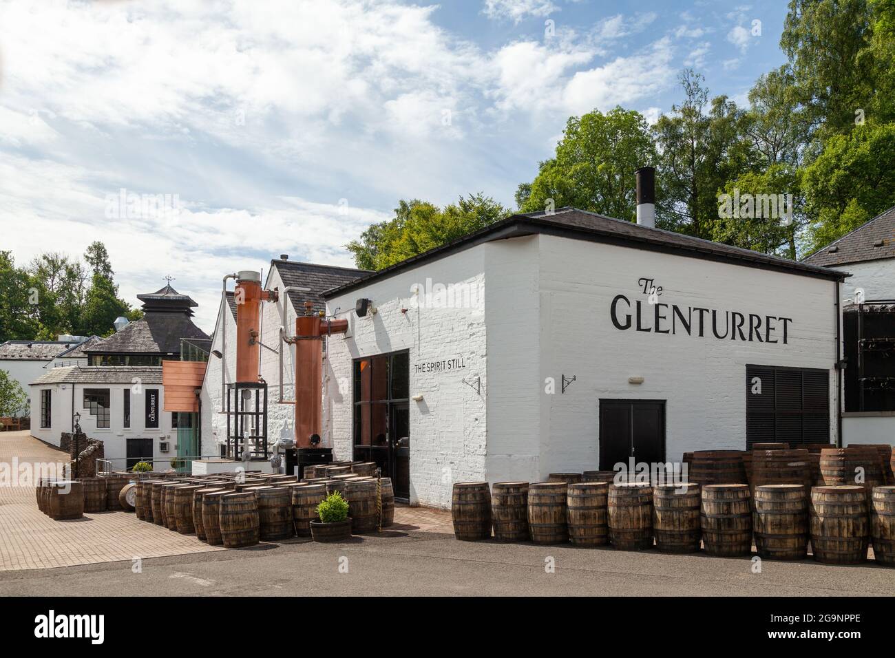 Botti di legno di whiskey fuori dalla distilleria Glenturret vicino a Crieff, Perthshire, Scozia Foto Stock