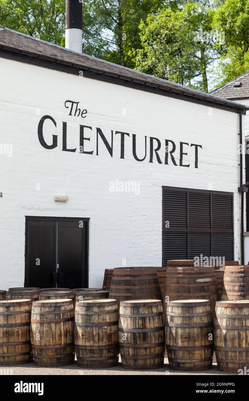 Botti di legno di whiskey fuori dalla distilleria Glenturret vicino a Crieff, Perthshire, Scozia Foto Stock