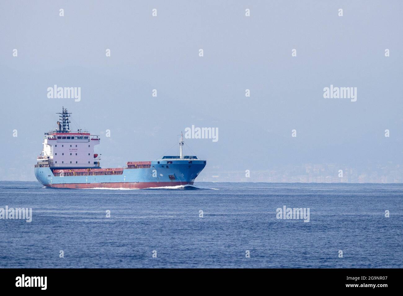 nave cisterna a gas trasportatore vela mare Foto Stock