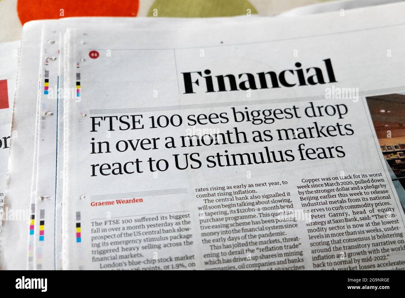 Sezione finanziaria giornale Guardian titolo "FTSE 100 vede il calo più grande in oltre un mese, come i mercati reagiscono alle paure degli stimoli statunitensi" 18 giugno 2021 Londra Foto Stock