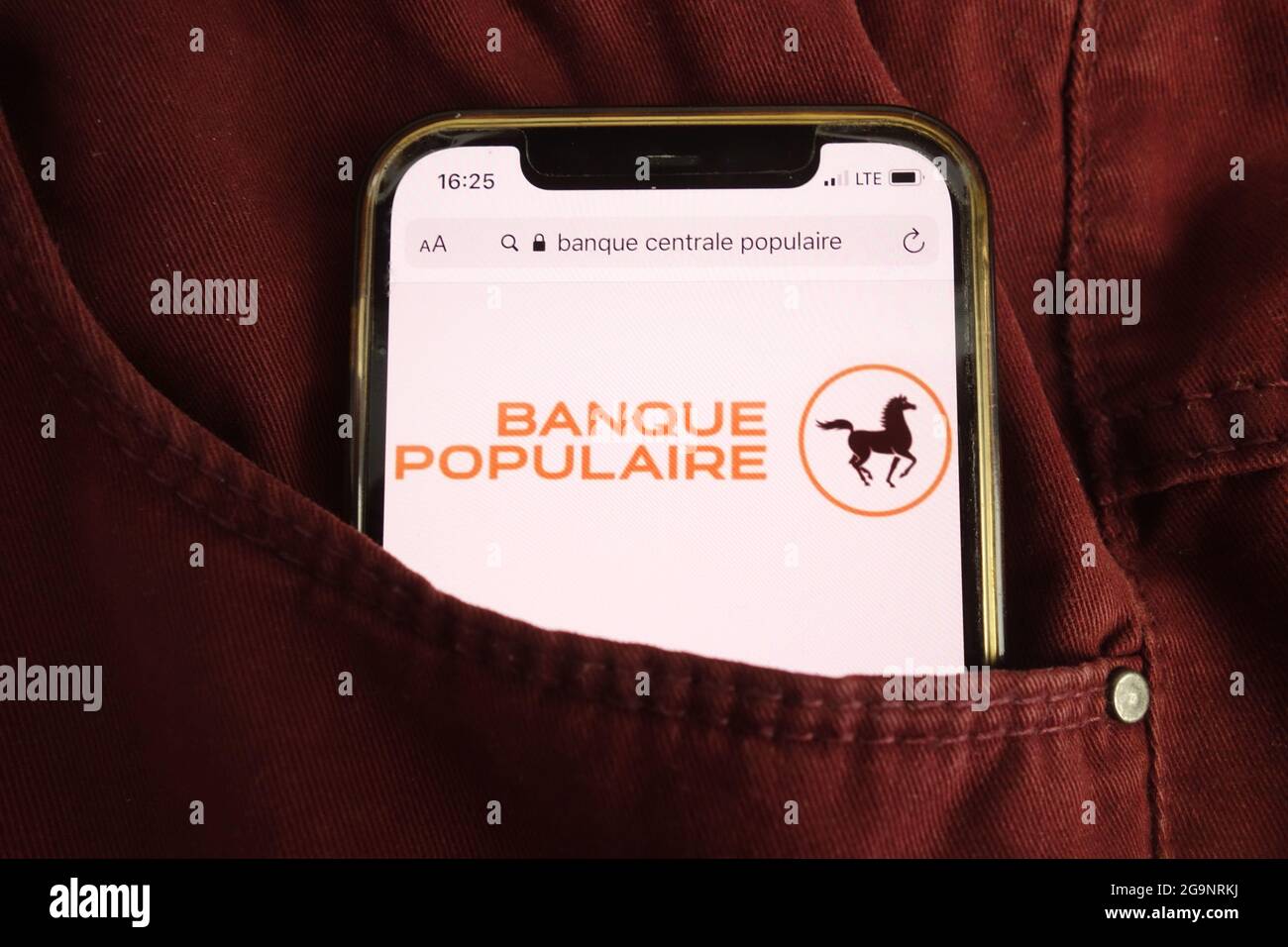 KONSKIE, POLONIA - 22 luglio 2021: Logo Banque centrale Populaire Major Bank in Marocco visualizzato sul cellulare Foto Stock