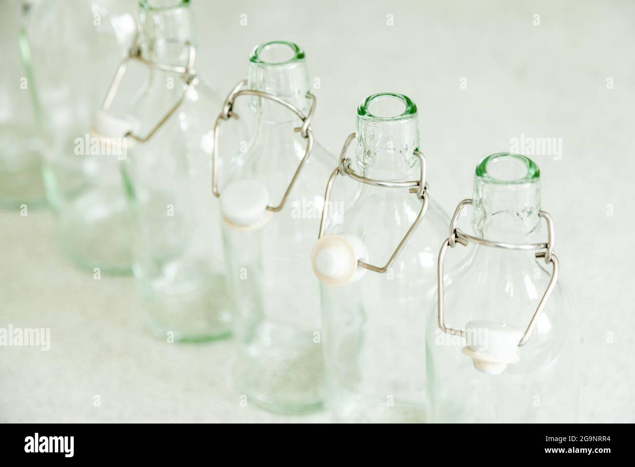 Bottiglie in vetro con tappo oscillante vuote Foto Stock