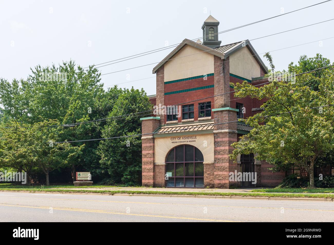 ASHEVILLE, NC, USA-22 LUGLIO 2021: Il William F. Wolcott, Jr. Building, che ospita il Centro servizi di sviluppo della struttura di Asheville Public Works. Foto Stock