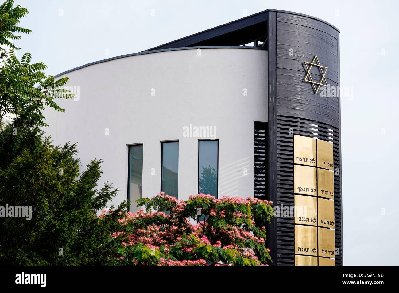 Speyer, Germania. 27 luglio 2021. La sinagoga Beith Shalom nel centro della città. Il Comitato del Patrimonio Mondiale dell'UNESCO parla dell'inclusione dei siti culturali e naturali nella lista del Patrimonio Mondiale. Tra le altre cose, si tratta di un'applicazione di Magonza, Speyer e Worms per i luoghi del Medioevo ebraico (siti Schum). Credit: Uwe Anspach/dpa/Alamy Live News Foto Stock