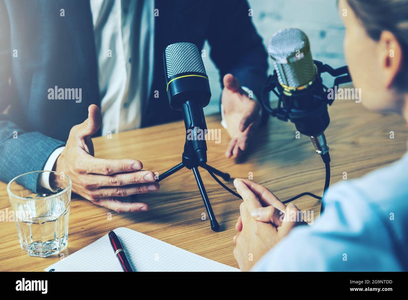 intervista radiofonica, registrazione podcast - uomini d'affari che parlano in studio radiotelevisivo Foto Stock