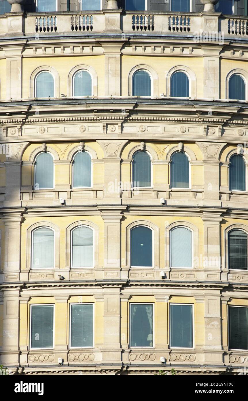 Finestre ad arco della facciata dell'edificio in Trafalgar Square, Londra Foto Stock