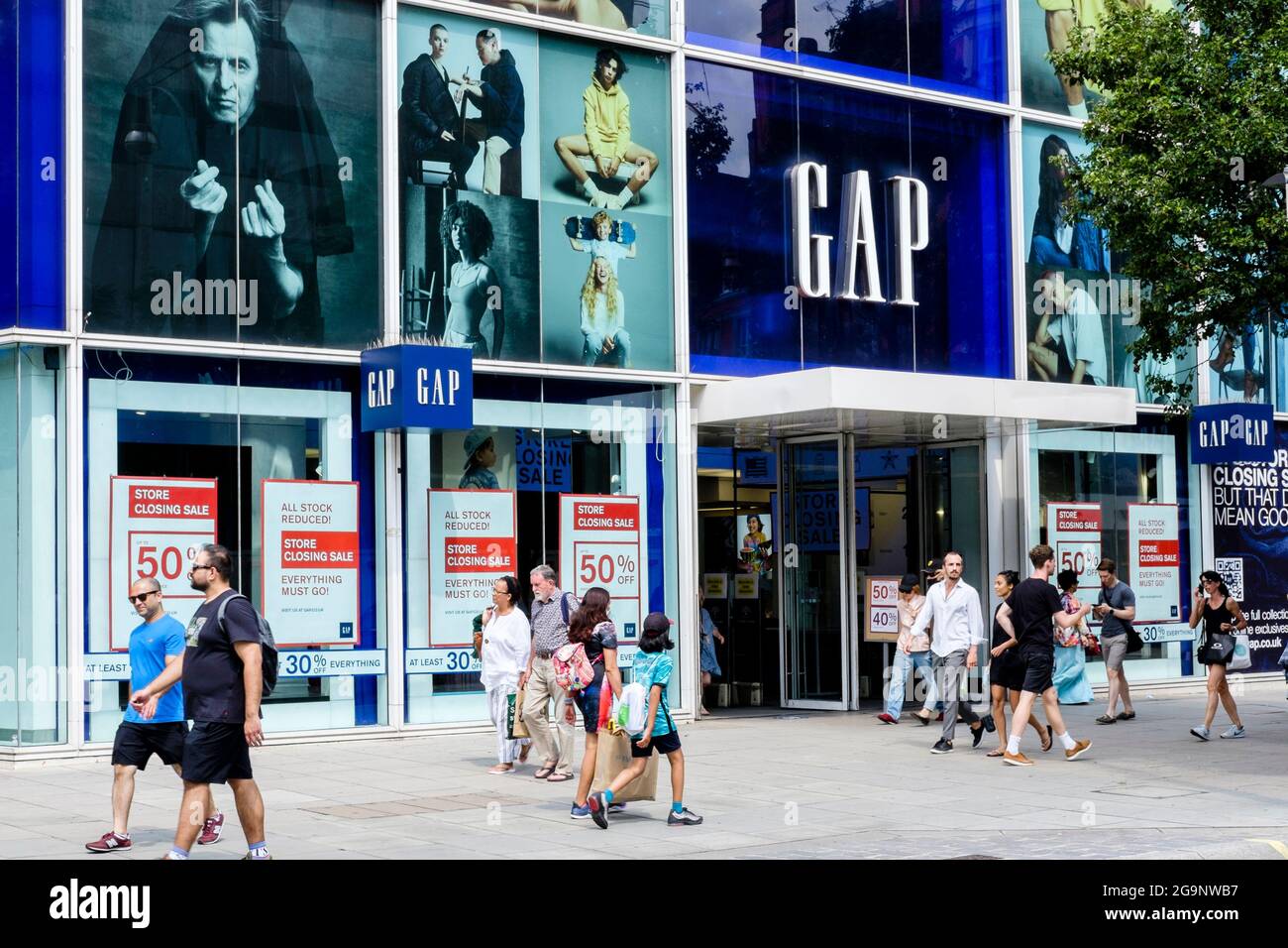 IL negozio di punta GAP a Oxford Street, Londra, uno dei 81 negozi di abbigliamento del Regno Unito, la cui chiusura è prevista per il 2021. Foto Stock