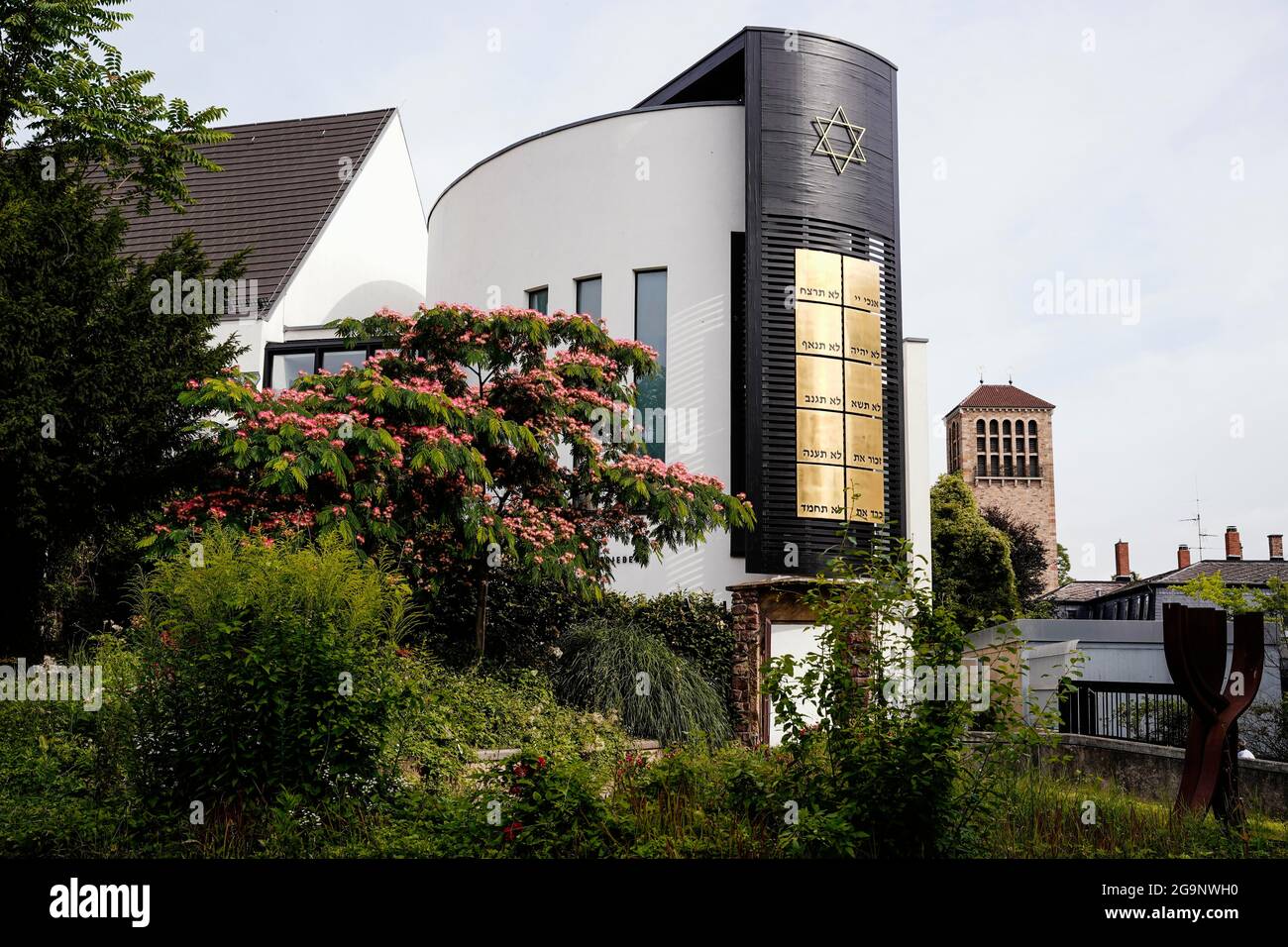 Speyer, Germania. 27 luglio 2021. La sinagoga Beith Shalom nel centro della città. Il Comitato del Patrimonio Mondiale dell'UNESCO discute l'iscrizione di siti culturali e naturali nella Lista del Patrimonio Mondiale. L'UNESCO ha designato la proprietà culturale ebraica a Magonza, Speyer e Worms come nuovi siti Patrimonio dell'Umanità. Credit: Uwe Anspach/dpa/Alamy Live News Foto Stock