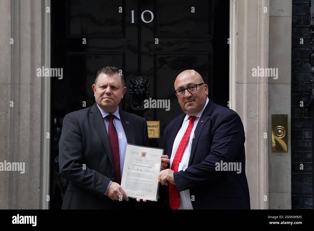 Il presidente della Federazione della polizia John Apter (a sinistra) e Ken Marsh, presidente della Metropolitan Police Federation, consegnano una lettera a 10 Downing Street, Londra, che indica la rabbia degli ufficiali per un congelamento dei salari e le obiezioni al piano criminale di battimento del governo. La Federazione di polizia dell'Inghilterra e del Galles, che rappresenta più di 130,000 ufficiali dal grado di costabile al capo ispettore, ha approvato una mozione di sfiducia nel segretario di casa Priti Patel la settimana scorsa in una fila sul congelamento dei salari. Data immagine: Martedì 27 luglio 2021. Foto Stock