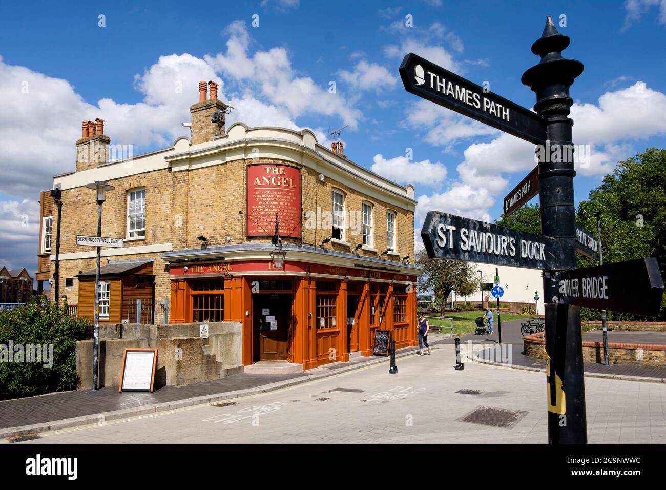 Lo storico pub Angel lungo il fiume Tamigi, Rotherhithe, South London, Regno Unito Foto Stock