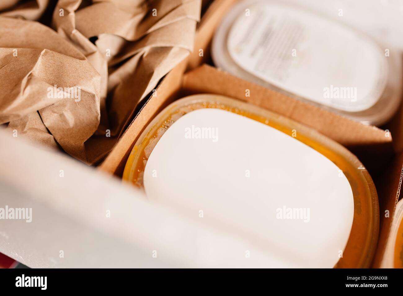 Diversi contenitori di plastica di cibo precotto consegnati in casa. Foto Stock