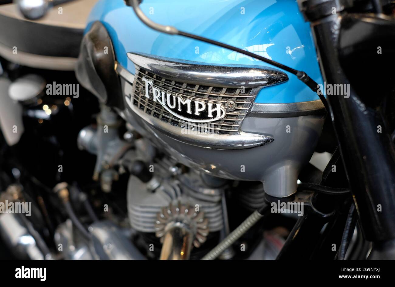 logo vintage triumph su blue tank, hampshire, inghilterra Foto Stock