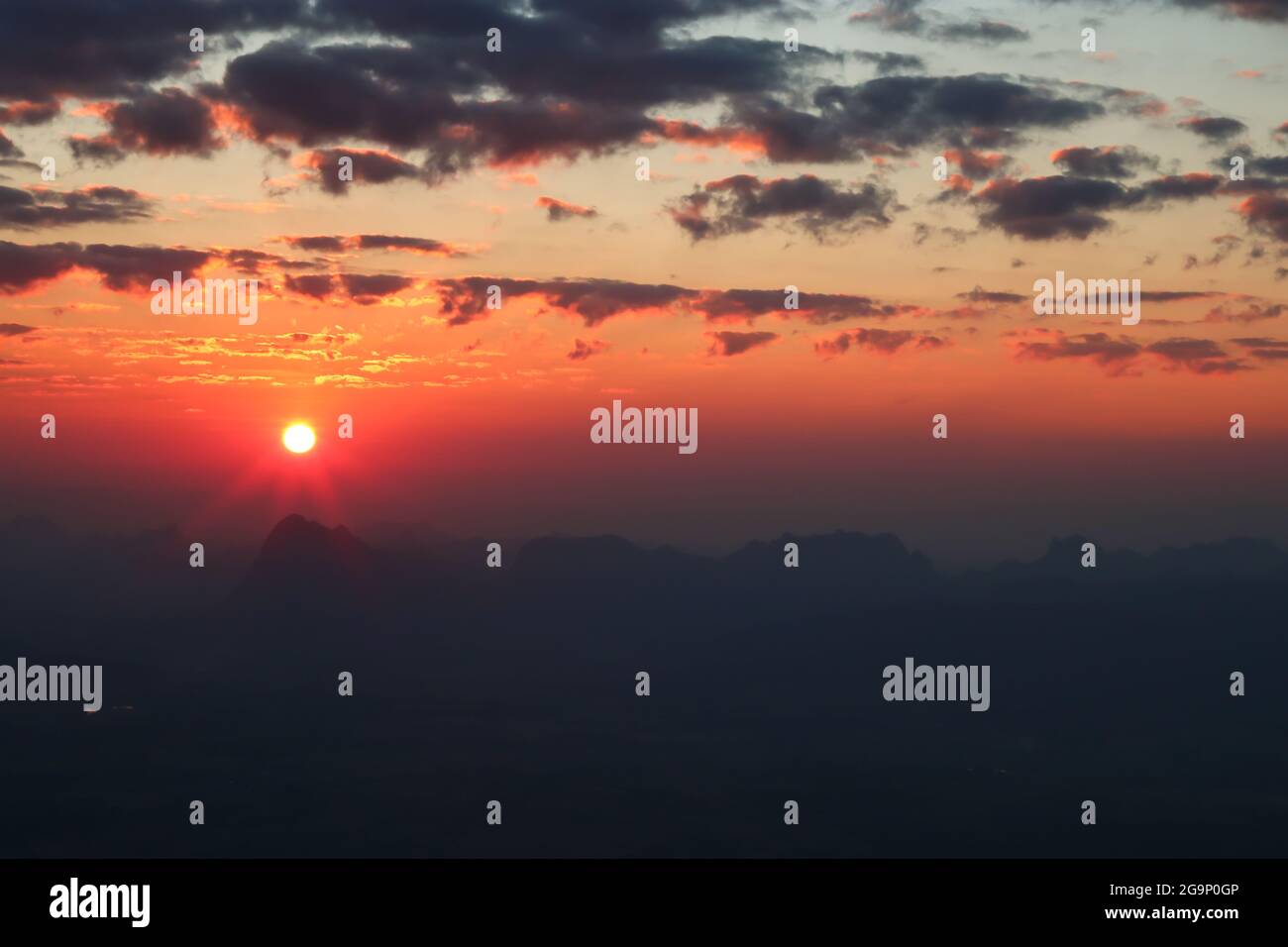 tramonto con montagna e collina di silouette Foto Stock