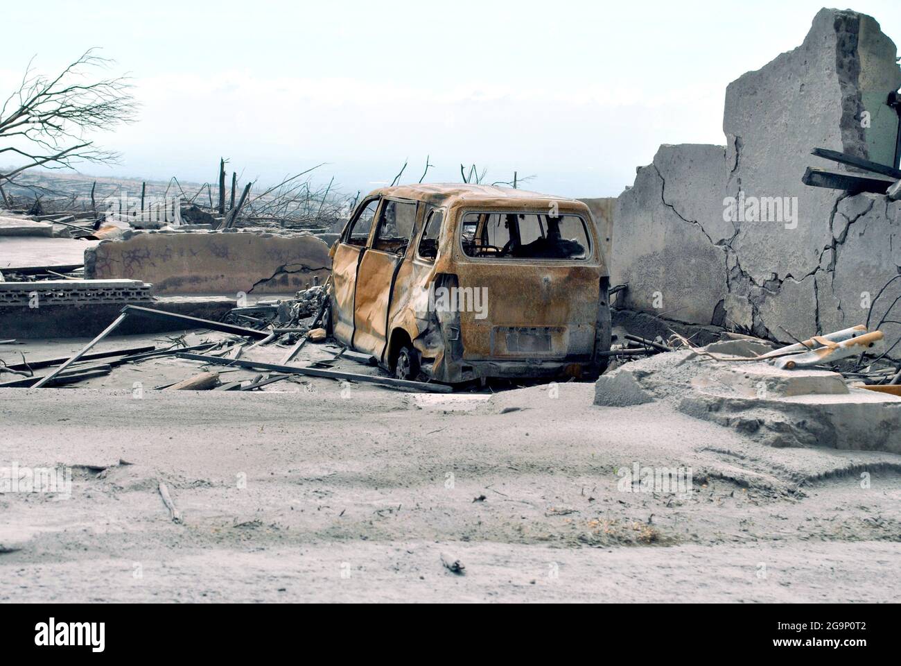 Un'auto sepolta nella città distrutta di Sleman, Yogyakarta dopo l'eruzione vulcanica del Monte Merapi nel 2010 Foto Stock