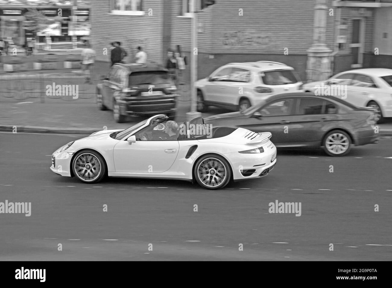 Kiev, Ucraina - 3 settembre 2017: Convertibile bianco in movimento. Porsche 911 Turbo S Cabriolet (991) in movimento. Foto in bianco e nero Foto Stock