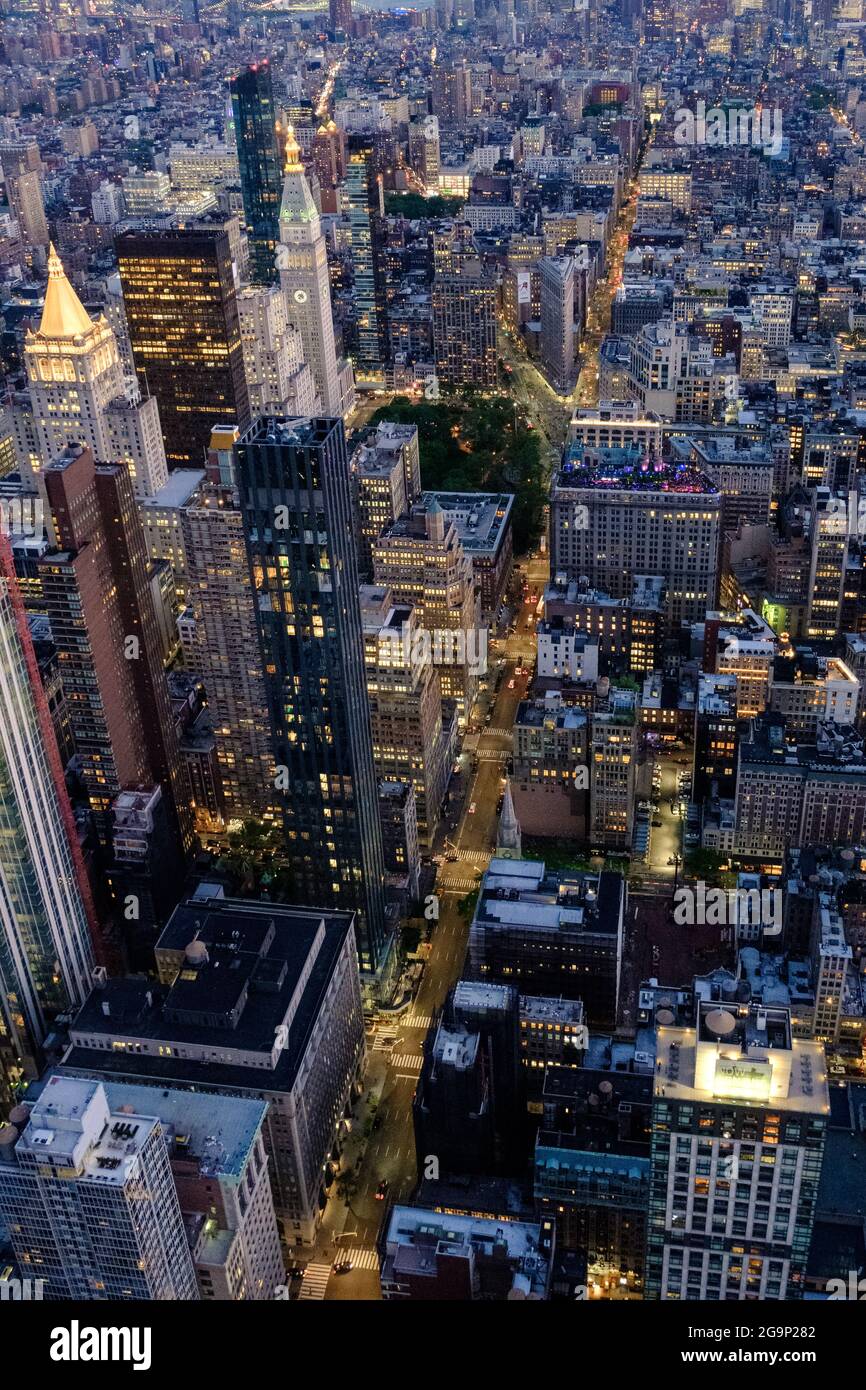 vista di manhattan di notte dall'empire state building Foto Stock