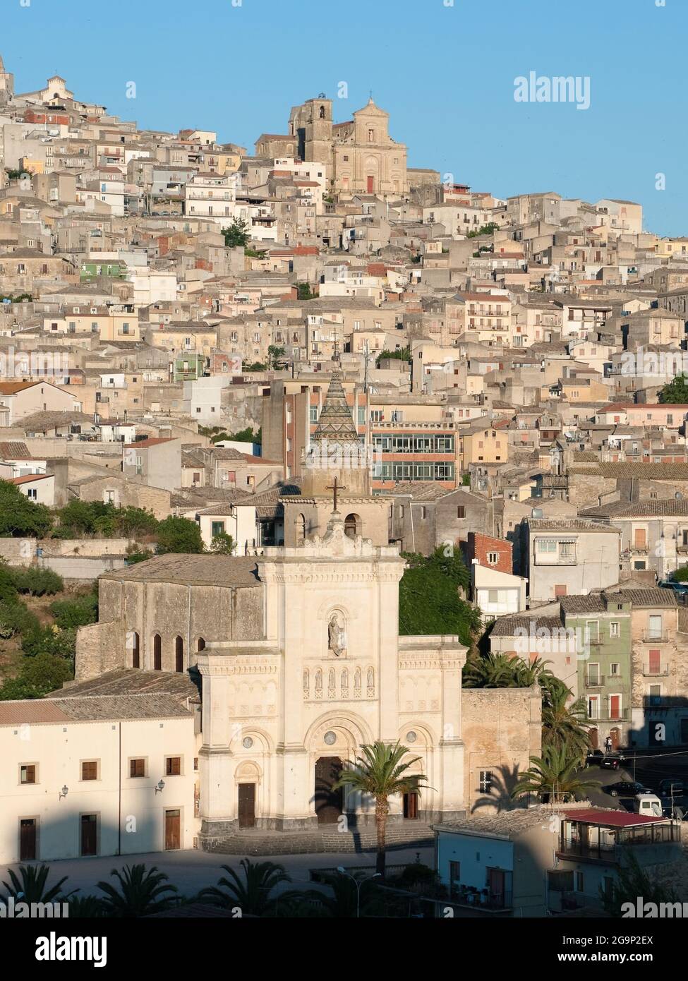 Vista delle case e delle chiese sulla collina su cui sorge il villaggio di Agira in Sicilia Foto Stock