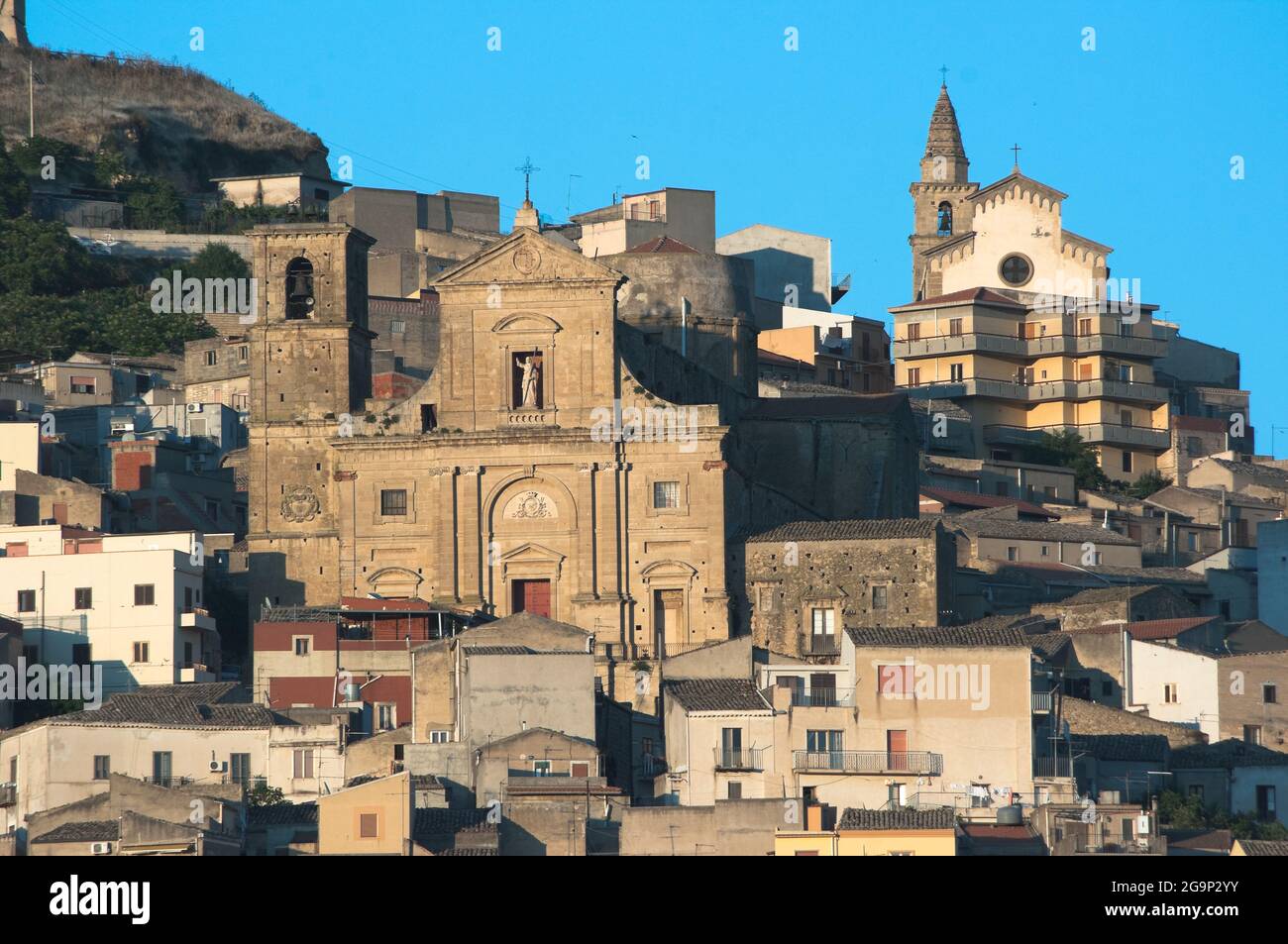 Chiese sulla collina su cui sorge il villaggio di Agira in Sicilia Foto Stock