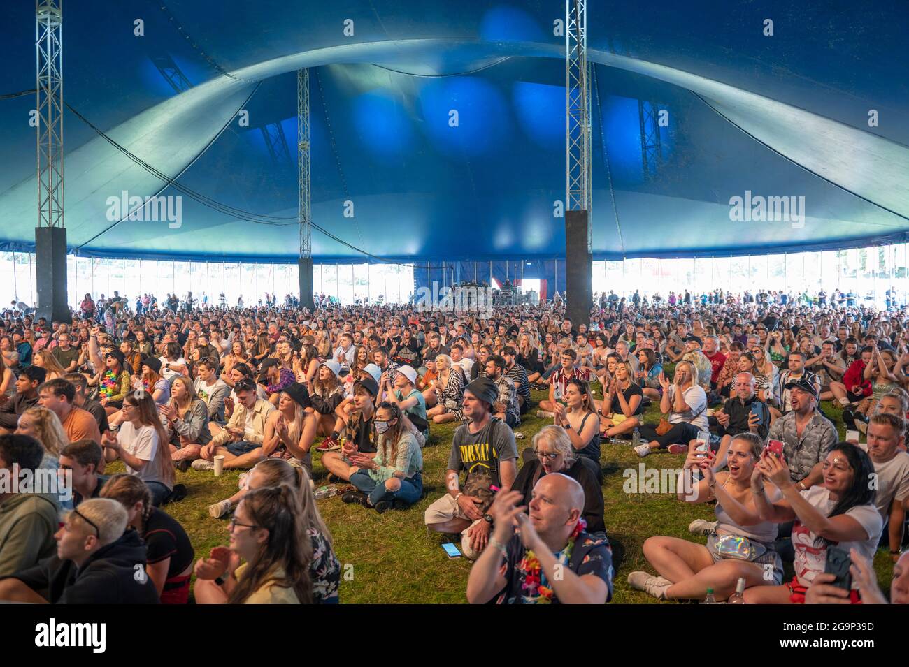 Sheffield, Regno Unito. 24 luglio 2021. I festaioli hanno festeggiato il 2° giorno il Tramlines Festival 2021 di Sheffield, che si è Unito alla terza fase degli eventi governativi Foto Stock