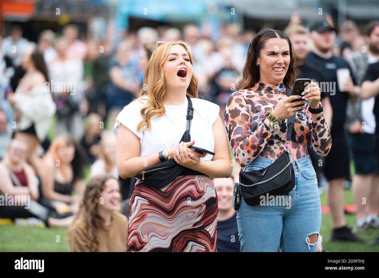 Sheffield, Regno Unito. 24 luglio 2021. I festaioli hanno festeggiato il 2° giorno il Tramlines Festival 2021 di Sheffield, che si è Unito alla terza fase degli eventi governativi Foto Stock