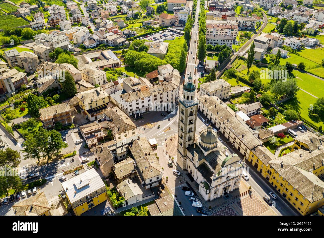Tirano, Valtellina, Italia, veduta aerea della città e del Santuario della Beata Vergine Foto Stock