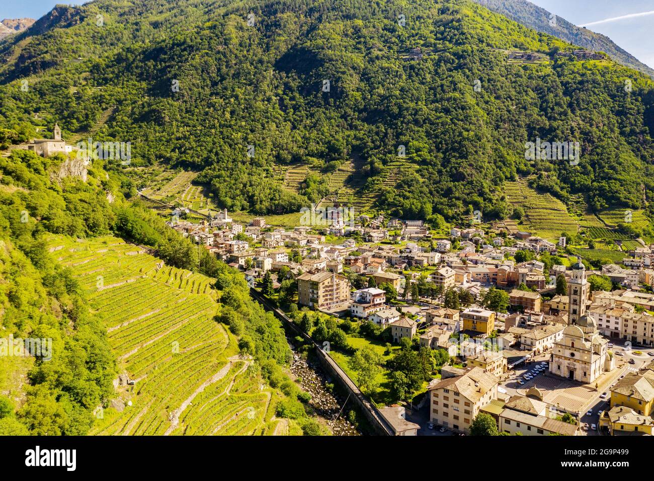 Tirano, Valtellina, Italia, veduta aerea della città e del Santuario della Beata Vergine Foto Stock