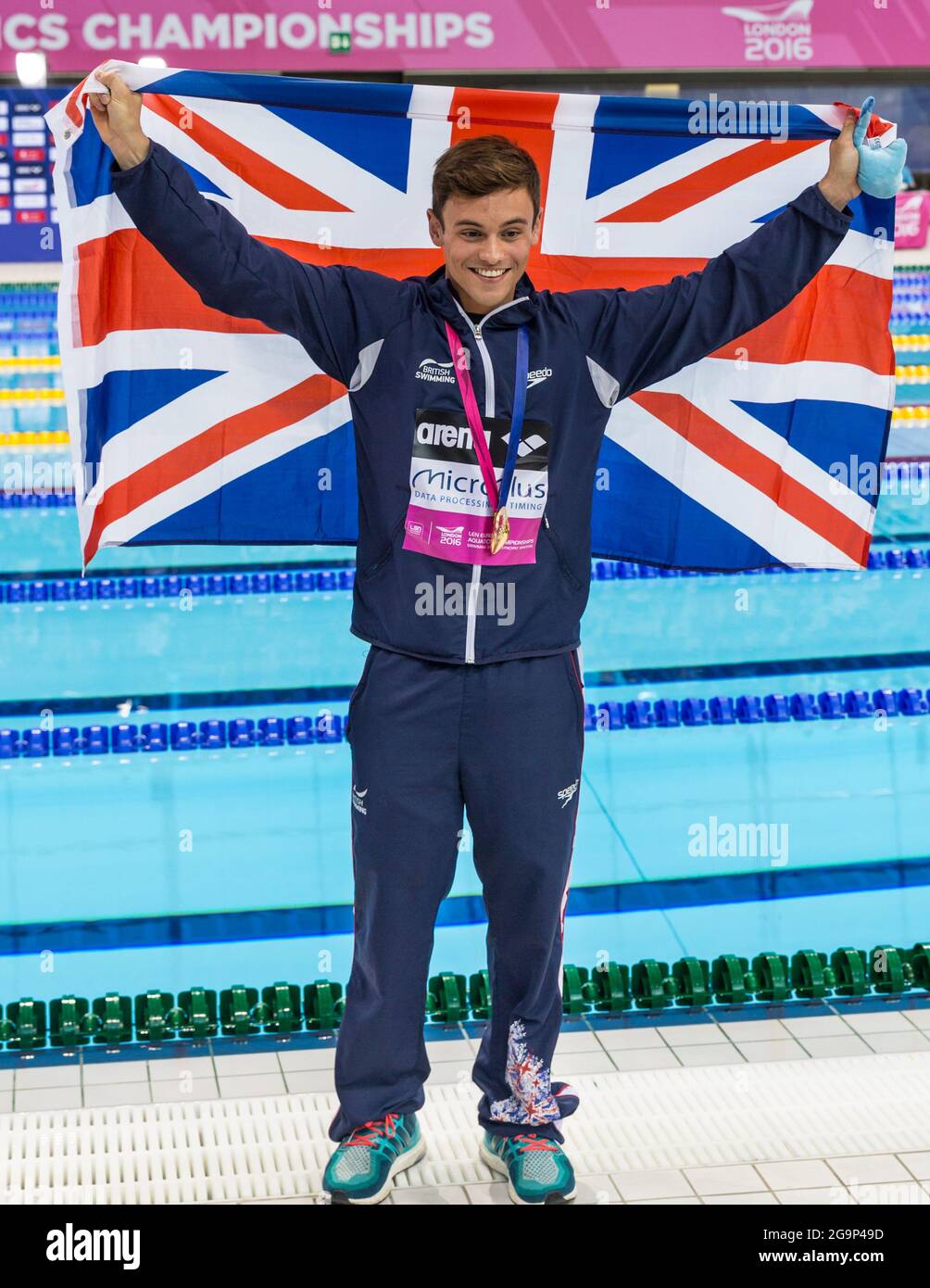 Il subacqueo britannico Tom Daley (Thomas Daley) sorride, con la bandiera di Union Jack dopo aver vinto l'oro ai Campionati europei di Immersioni 2016, Londra, Regno Unito Foto Stock