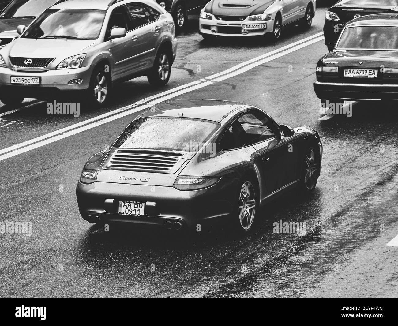 Kiev, Ucraina - 25 agosto 2010: Porsche 911 Carrera S in movimento. Supercar e pioggia. Foto in bianco e nero Foto Stock